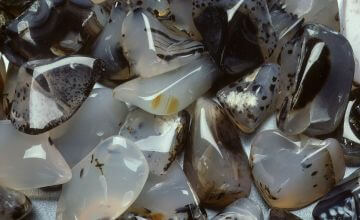 Feldspar sorter eliminating discolouration and contaminants