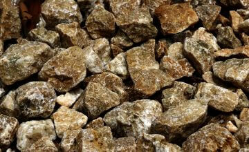 Limestone sorting machine delivering uniform cement plant feed